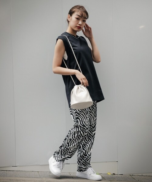 PAGEBOY（ページボーイ）の「カットイージースラックス【WEB先行アイテム】（パンツ・ゼブラ柄/ブラック/グリーン/パープル）」の8枚目の写真