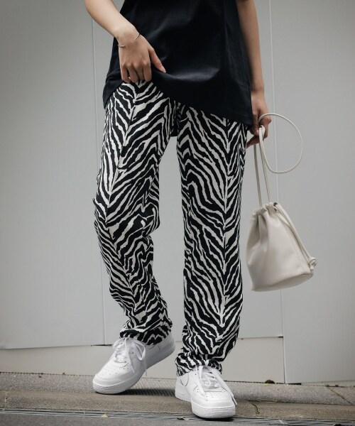 PAGEBOY（ページボーイ）の「カットイージースラックス【WEB先行アイテム】（パンツ・ゼブラ柄/ブラック/グリーン/パープル）」の5枚目の写真