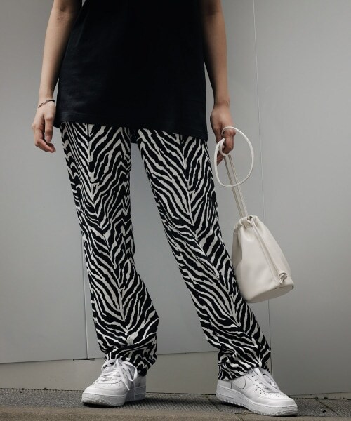 PAGEBOY（ページボーイ）の「カットイージースラックス【WEB先行アイテム】（パンツ・ゼブラ柄/ブラック/グリーン/パープル）」の6枚目の写真