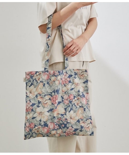 ROPE' PICNIC(ロペピクニック)の「リネン混ヴィンテージライクフルーツプリントトートバッグ(バッグ・レディース・ベージュ系/ネイビー系/ブルー系・F)」の2枚目の写真