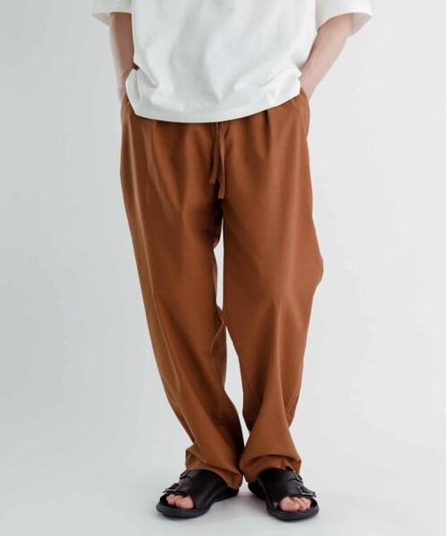 ADAM ET ROPE'（アダムエロペ）の「《WEB限定》マルチカラー コットンリネン テーパードイージーパンツ（パンツ・メンズ・ブラウン/ネイビー/ライトグリーン/ダークブラウン/キナリ・L/M/S）」の2枚目の写真