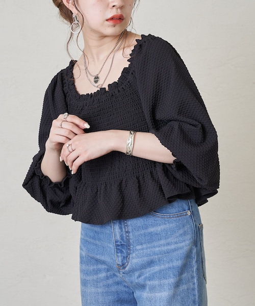 Chico（チコ）の「ふくれシャーリングオフショルトップス（シャツ/ブラウス・レディース・アイボリー/ライムグリーン/ピンク/ブラック・F）」の2枚目の写真