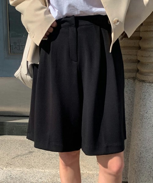 DHOLIC STYLE（ディーホリックスタイル）の「[crushj] ツータックハーフパンツ・p230907（その他パンツ・レディース・ベージュ/ブラック・S/M/L）」の2枚目の写真