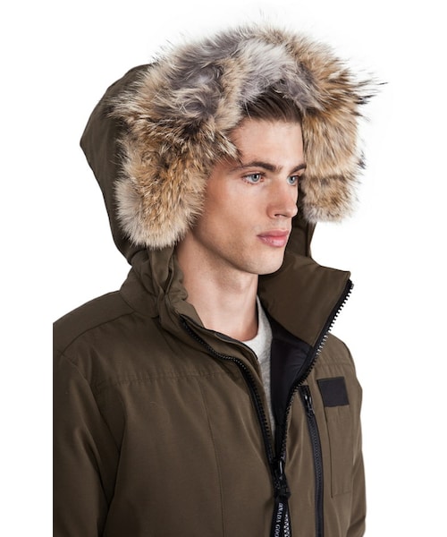 CANADA GOOSE(カナダグース)の「Canada Goose Borden Bomber with Coyote Fur Collar(トップス・メンズ・Military Green・XL)」の2枚目の写真