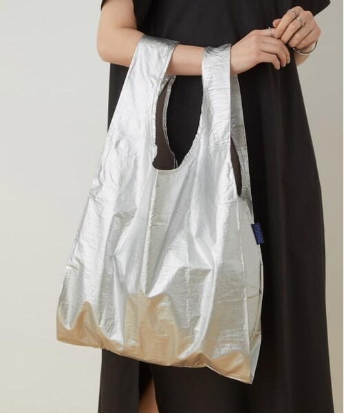 ADAM ET ROPE'（アダムエロペ）の「【BAGGU】Standard Baggu メタリック（バッグ・レディース・ゴールド/シルバー・M）」の2枚目の写真