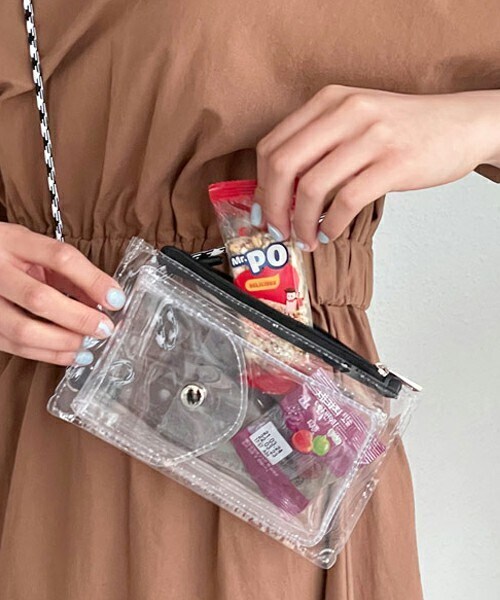 DHOLIC（ディーホリック）の「ストラップ付クリアバッグ（ショルダーバッグ・レディース・ホワイト/レッド/ブラック/ベージュ・ONESIZE）」の2枚目の写真