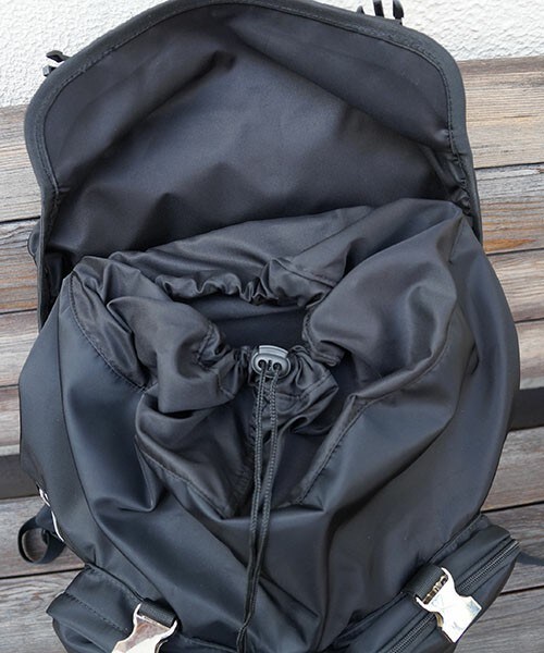 鹿*)様 新品未使用 UNDER COVER DYSTOPIA バックパック レ 僅か7cm！最薄を目指したバックパック「SQUAIR BackPack