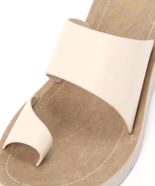 studio CLIP(スタディオクリップ)の「サムリング楽トングサンダル(シューズ・オフホワイト/ブラック/ベージュ)」の13枚目の写真