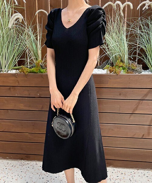 DHOLIC（ディーホリック）の「Vネックパフニットワンピース（ワンピース・レディース・ベージュ/ブラック・ONESIZE）」の2枚目の写真