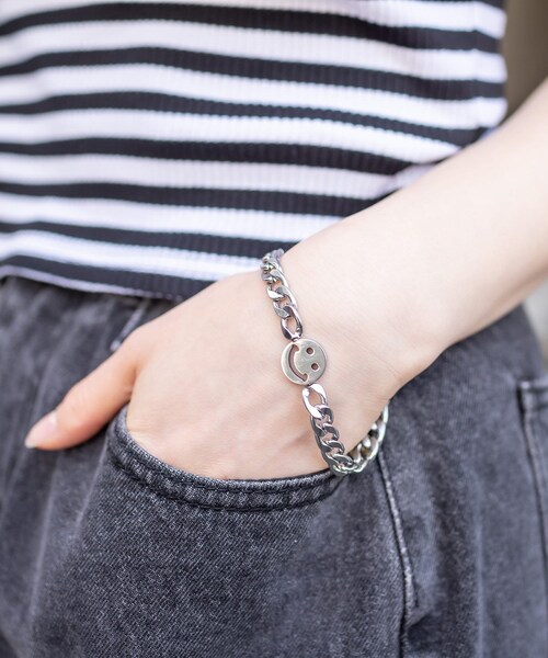 RASVOA(ラスボア)の「フラットチェーンスマイルブレスレット(ブレスレット・レディース・シルバー・F)」の1枚目の写真