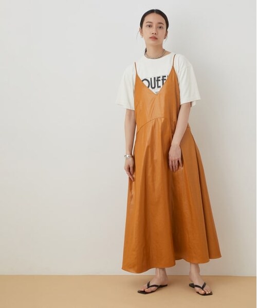 ADAM ET ROPE'（アダムエロペ）の「レザーライクサテンキャミワンピース（ワンピース/ドレス・レディース・キャメル/ブラック・F）」の2枚目の写真