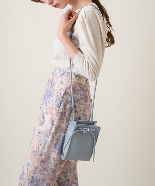 Kastane（カスタネ）の「丸紐スクエアミニショルダー（トートバッグ・アイボリー/レッド/ブルー/シルバー・F）」の2枚目の写真