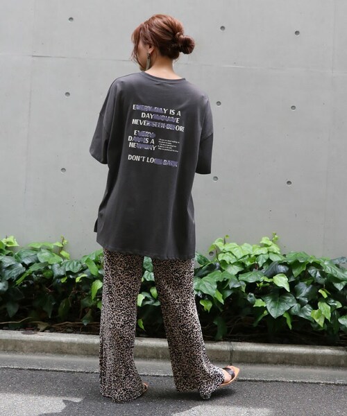 Sheson（シーズン）の「バックロゴ×ペイントオーバーTee（Tシャツ/カットソー・レディース・ホワイト/ブルー/ブラック・F）」の2枚目の写真