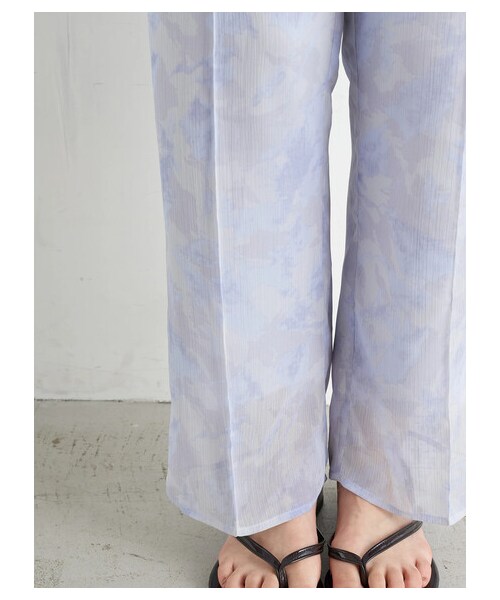 earth music&ecology（アースミュージックアンドエコロジー）の「シアーマーブルセミフレアパンツ（パンツ・ピンク/ライトグリーン/ブルー・F）」の5枚目の写真