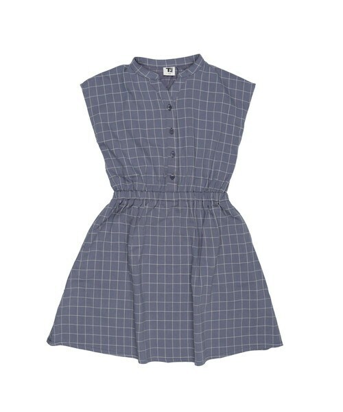 T>>2（ティーツー）の「ウエストゴムチェックシャツワンピース（シャツワンピース・キッズ・01.ホワイト/02.キャメル/03.レンガ/04.ブルー/05.ブラック・100-150）」の4枚目の写真