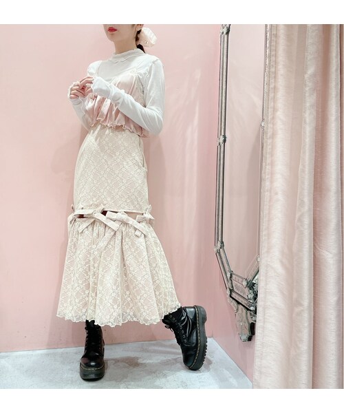lilLilly（リルリリー）の「サテンランジェリーキャミトップス（トップス・レディース・BEIGE/BLACK）」の3枚目の写真