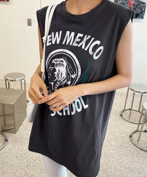 DHOLIC STYLE（ディーホリックスタイル）の「[wingsmall] レトロ風ロゴスリーブレス（タンクトップ・レディース・ホワイト/ブラック・ONESIZE）」の2枚目の写真