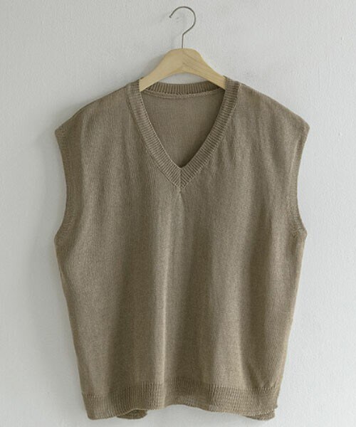 DHOLIC STYLE（ディーホリックスタイル）の「[justone] サイドスリットシアーニットベスト（ベスト・レディース・グリーン/ブラウン/ベージュ/ブラック/ホワイト・ONESIZE）」の4枚目の写真