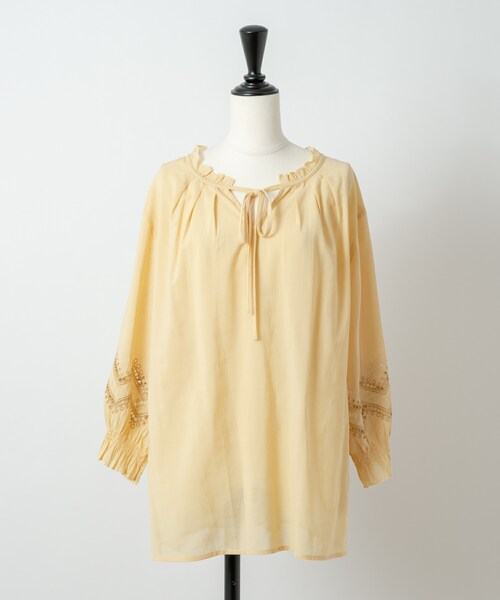 Rewde(ルゥデ)の「【2WAY】 フリルネック刺繍ブラウス(1R13-M05142)(シャツ/ブラウス・レディース・イエロー/ホワイト/ブルー/ベージュ・M)」の1枚目の写真