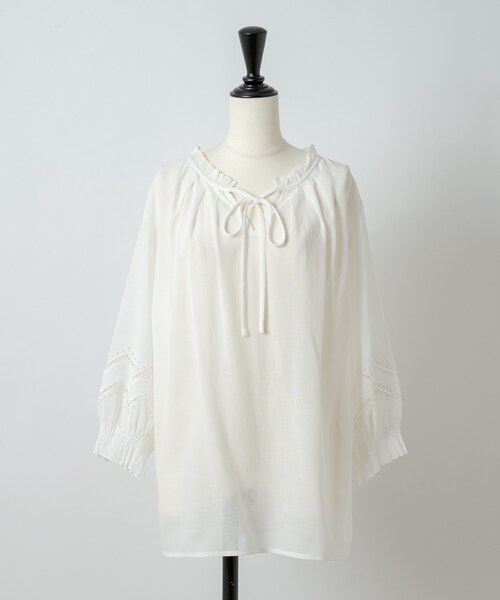 Rewde(ルゥデ)の「【2WAY】 フリルネック刺繍ブラウス(1R13-M05142)(シャツ/ブラウス・レディース・イエロー/ホワイト/ブルー/ベージュ・M)」の2枚目の写真