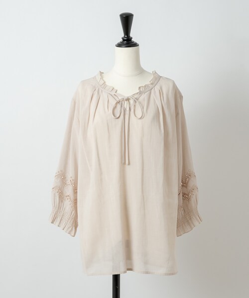 Rewde(ルゥデ)の「【2WAY】 フリルネック刺繍ブラウス(1R13-M05142)(シャツ/ブラウス・レディース・イエロー/ホワイト/ブルー/ベージュ・M)」の3枚目の写真