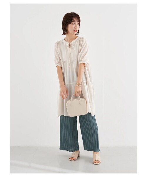 earth music&ecology（アースミュージックアンドエコロジー）の「ストレートプリーツパンツ（パンツ・アイボリー/ブラック/グレーベージュ/グリーン/ラベンダー/フラワー・F）」の9枚目の写真