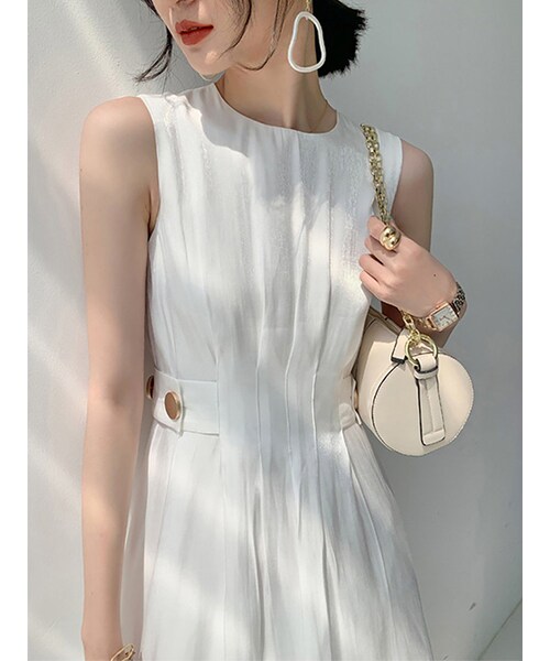 Cozyyoung（コージーヤング）の「【本店ワンピース売れ筋ランキング二位】2021春夏新作フレンチロマンティックサテンワンピース（ワンピース・レディース・ホワイト・S/M/L）」の2枚目の写真