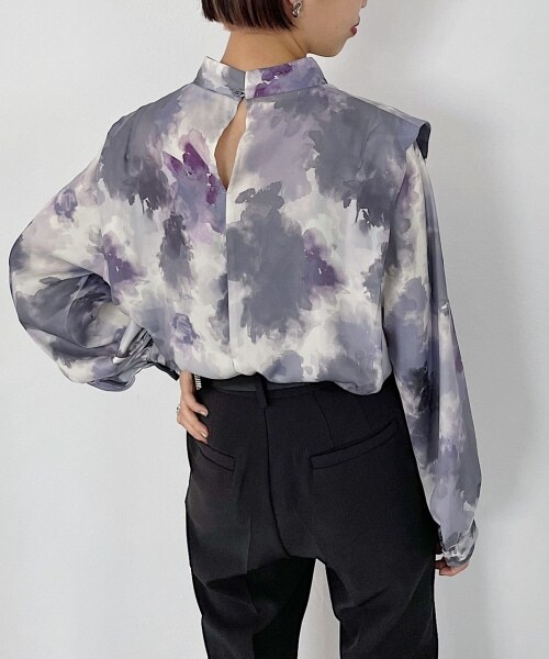 PAGEBOY（ページボーイ）の「【ポイント20％還元対象】【WEB先行予約】マーブルアートハイネックブラウス（トップス・レディース・モノトーン/キャラメル・F）」の4枚目の写真