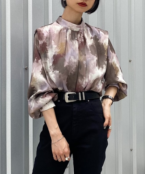 PAGEBOY（ページボーイ）の「【ポイント20％還元対象】【WEB先行予約】マーブルアートハイネックブラウス（トップス・レディース・モノトーン/キャラメル・F）」の2枚目の写真