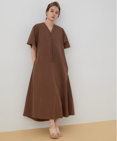 ADAM ET ROPE'（アダムエロペ）の「フロントジップワンピース（ワンピース/ドレス・レディース・ブラック/オフホワイト/ブラウン・F）」の3枚目の写真