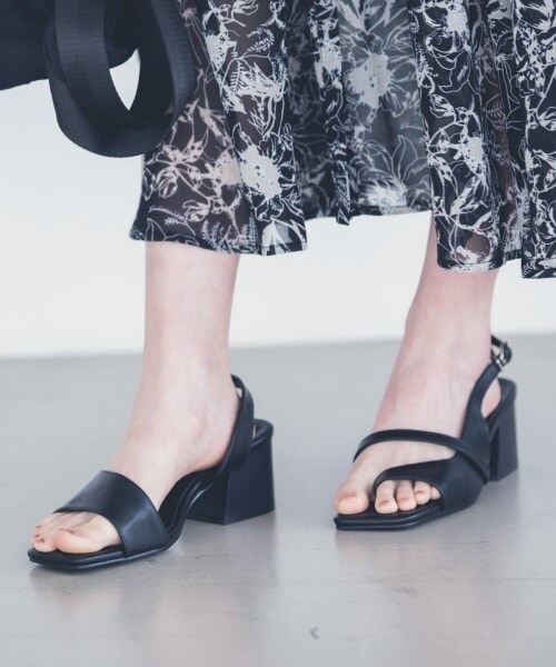 Andemiu（アンデミュウ）の「アシメデザインサンダル（シューズ・パイソン/ブラック/ベージュ）」の2枚目の写真