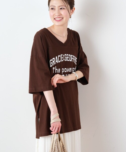 CIAOPANIC TYPY(チャオパニックティピー)の「【USAコットン】VネックフットボールカレッジプリントTee(Tシャツ/カットソー・レディース・オフホワイト/イエロー/ブルー/ダークブラウン・ONE)」の1枚目の写真