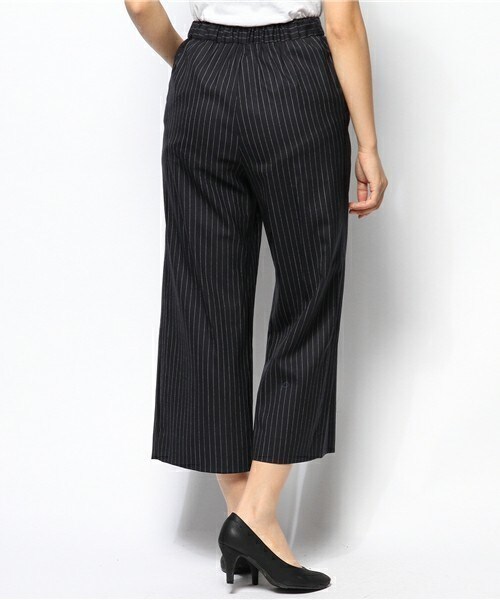 MID by MIDWEST（ミッド バイ ミッドウエスト）の「MIDbyMIDWEST　クロップドワイドパンツ（その他パンツ・レディース・ネイビー・1/2）」の4枚目の写真