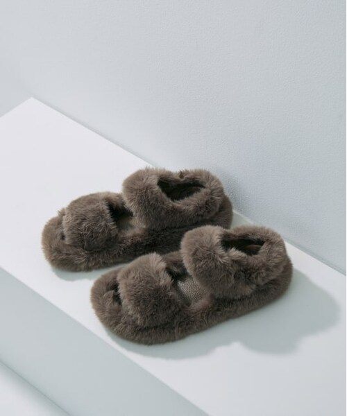 ADAM ET ROPE'（アダムエロペ）の「エコファースライダーサンダル（シューズ・レディース・チャコール/ブラック・36.0/38.0/39.0/37.0）」の2枚目の写真