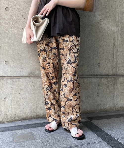 CAPRICIEUX LE'MAGE(カプリシューレマージュ)の「コットンドビーフラワーパンツ(その他パンツ・レディース・バーガンディー/チャコールグレー・F)」の1枚目の写真