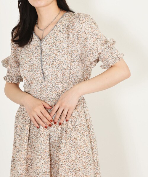 w closet（ダブルクローゼット）の「パイピングワンピース（ワンピース/ドレス・レディース・ブルー/ベージュ/オフホワイト/ブラック・FREE）」の3枚目の写真