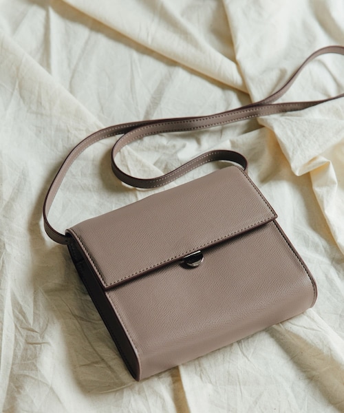 フラップショルダーバッグ