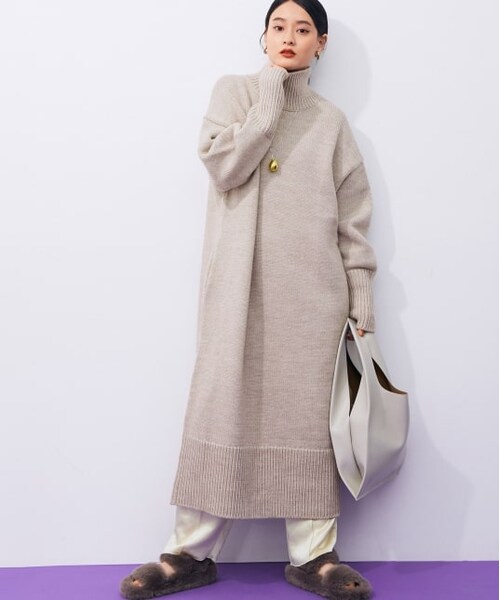 ADAM ET ROPE'（アダムエロペ）の「【WEB限定】タートルバックスリットニットワンピース（ワンピース/ドレス・レディース・ネイビー/ベージュ/チャコール/ブラウン系・F）」の3枚目の写真