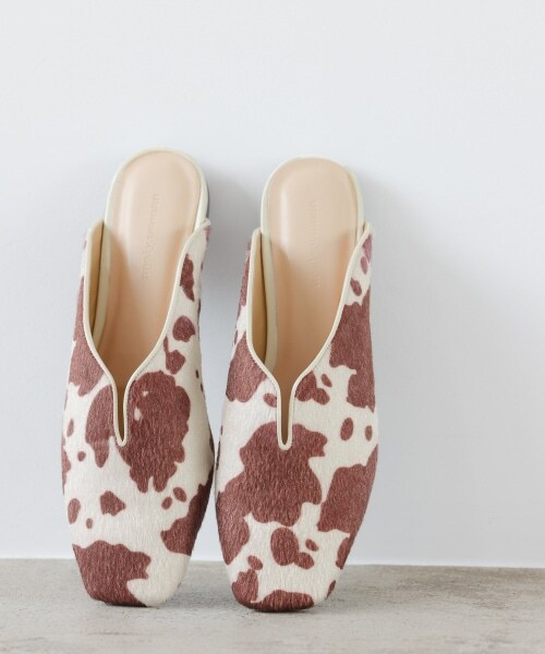 mysty woman（ミスティウーマン）の「Vスリットフラットミュール（シューズ・アイボリー/ブラック/カウガラ）」の3枚目の写真