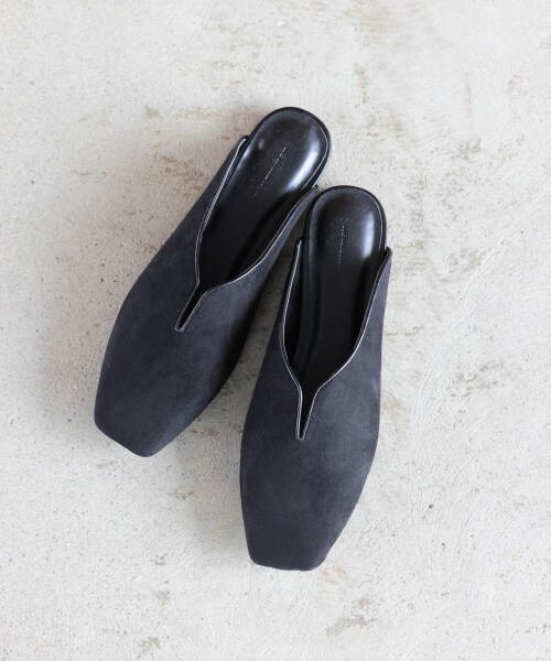 mysty woman（ミスティウーマン）の「Vスリットフラットミュール（シューズ・アイボリー/ブラック/カウガラ）」の4枚目の写真