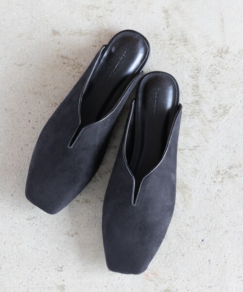 mysty woman（ミスティウーマン）の「Vスリットフラットミュール（シューズ・アイボリー/ブラック/カウガラ）」の2枚目の写真