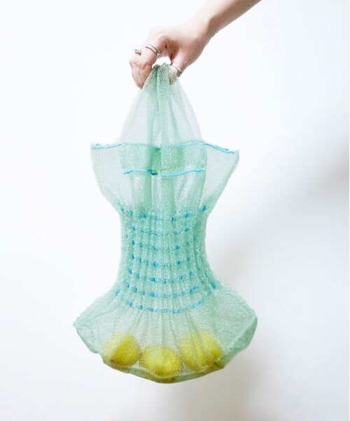 ADAM ET ROPE'(アダムエロペ)の「【malamute】sherbet bag(バッグ・レディース・ブラック/ベージュ/ライトグリーン・F)」の3枚目の写真