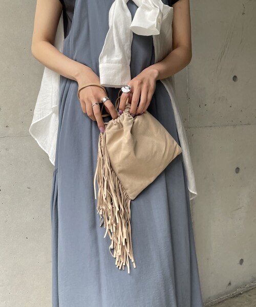 CAPRICIEUX LE'MAGE（カプリシューレマージュ）の「スエードフリンジ巾着バッグ（トートバッグ・レディース・ベージュ/イエロー/ブルー/ピンク・F）」の2枚目の写真