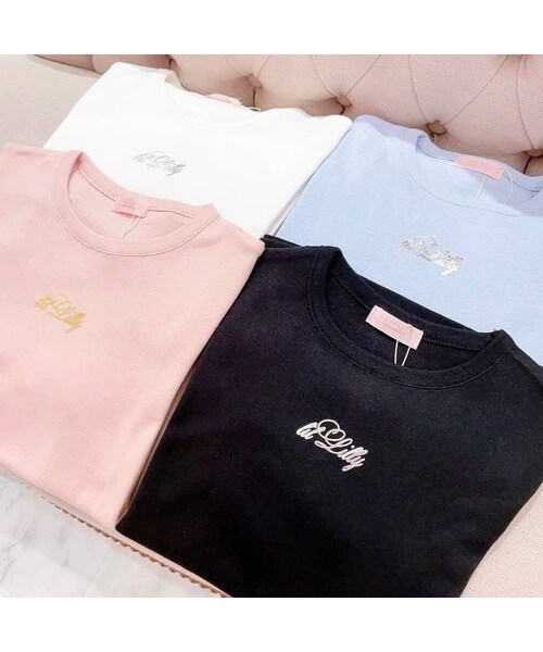 lilLilly（リルリリー）の「メタリックロゴTシャツ（トップス・レディース・WHITE/PINK/BLUE/BLACK）」の2枚目の写真