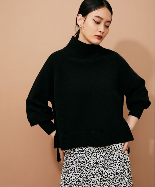 ADAM ET ROPE'(アダムエロペ)の「ウールクロップドタートルプルオーバー(トップス・レディース・ブラック/グレー/キナリ/ライトグリーン/サックス/ピンク・F)」の1枚目の写真