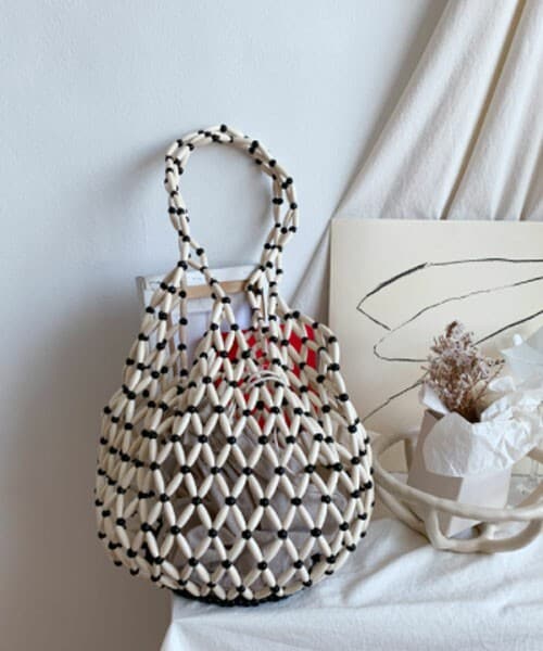 DHOLIC(ディーホリック)の「巾着付ウッドビーズバッグ(ハンドバッグ・レディース・ホワイト/ブラウン・ONESIZE)」の1枚目の写真