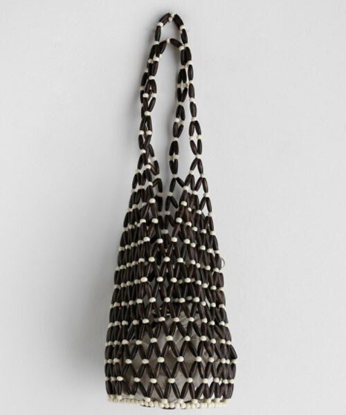 DHOLIC(ディーホリック)の「巾着付ウッドビーズバッグ(ハンドバッグ・レディース・ホワイト/ブラウン・ONESIZE)」の2枚目の写真