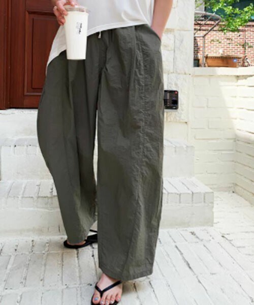 DHOLIC STYLE（ディーホリックスタイル）の「[naning9] ウエストストラップワイドナイロンパンツ（その他パンツ・レディース・ベージュ/グリーン/ブラック・ONESIZE）」の3枚目の写真