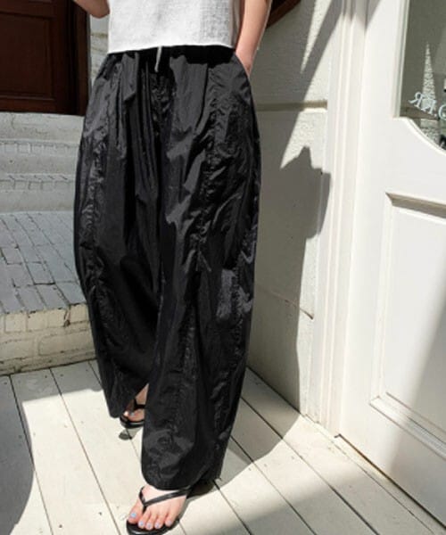 DHOLIC STYLE（ディーホリックスタイル）の「[naning9] ウエストストラップワイドナイロンパンツ（その他パンツ・レディース・ベージュ/グリーン/ブラック・ONESIZE）」の2枚目の写真