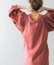 kiira スモッキングタックブラウス　アイボリー　アーバンリサーチ KIIRA（キーラ）の「KiiRA スモッキングタックブラウス（）」 - WEAR